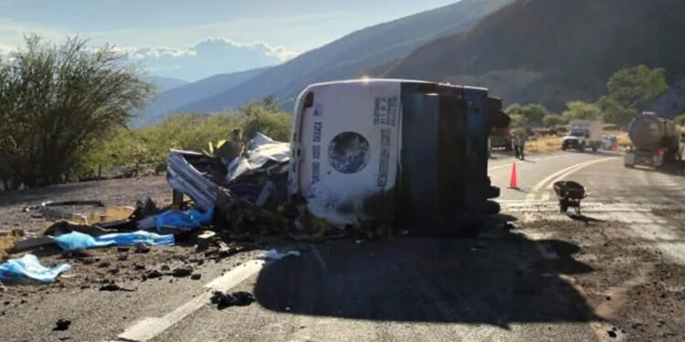Volcadura de autobús en Oaxaca deja al menos 18 muertos y 27 heridos