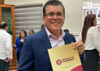 “No somos perfectos, pero hemos avanzado considerablemente” : Edgar González durante la entrega del libro de su primer informe en la Sesión de Cabildo Municipal