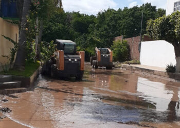 Refuerzan labores de limpieza en zonas afectadas de Mazatlán con maquinaria pesada