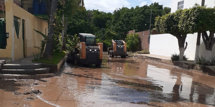 Refuerzan labores de limpieza en zonas afectadas de Mazatlán con maquinaria pesada