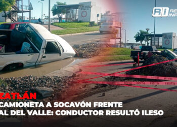 Cae camioneta a socavón frente a Real del Valle en Mazatlán