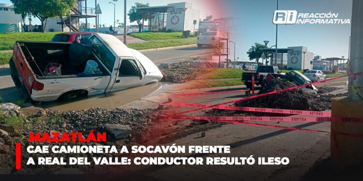 Cae camioneta a socavón frente a Real del Valle en Mazatlán