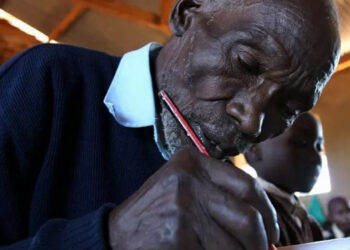 La inspiradora historia del hombre que empezó la escuela primaria a los 84 años de edad