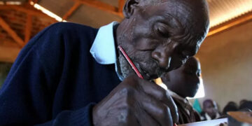 La inspiradora historia del hombre que empezó la escuela primaria a los 84 años de edad