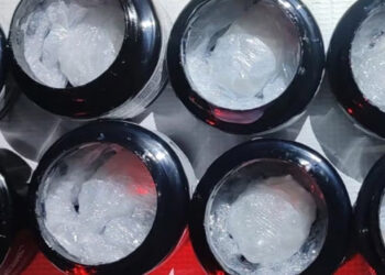 Hallan metanfetamina oculta en botes de gel y juguete didáctico en empresa de paquetería en Culiacán