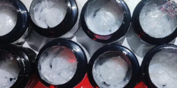 Hallan metanfetamina oculta en botes de gel y juguete didáctico en empresa de paquetería en Culiacán