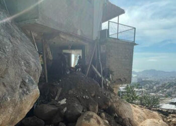 Roca de 50 toneladas aplasta y mata a familia completa en Acapulco tras paso de ‘Otis’