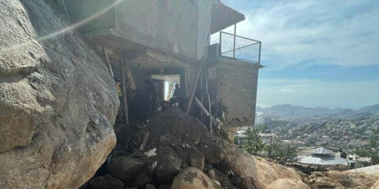 Roca de 50 toneladas aplasta y mata a familia completa en Acapulco tras paso de ‘Otis’