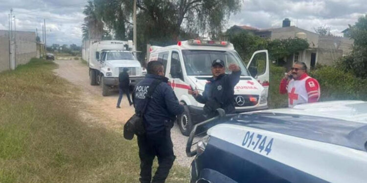 Chofer de camión de la basura atropella y mata a su compañero