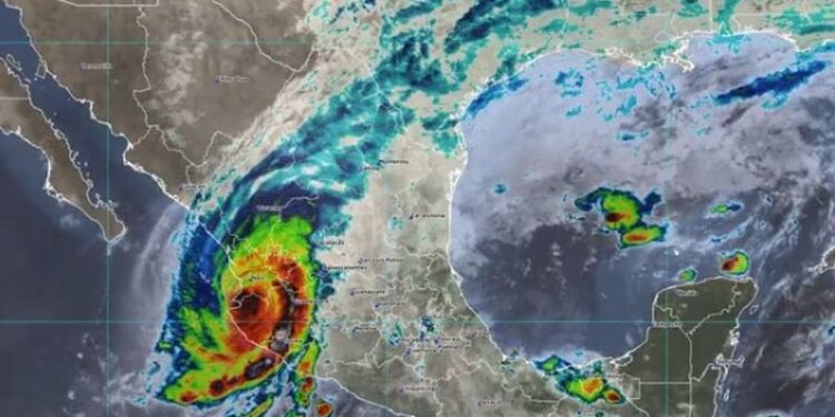 Huracán ‘Lidia’ baja a categoría 2 pero piden no subestimar las lluvias