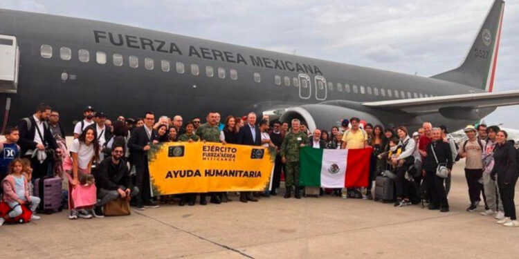 Llegan a Madrid los primeros aviones con 158 mexicanos rescatados de Israel