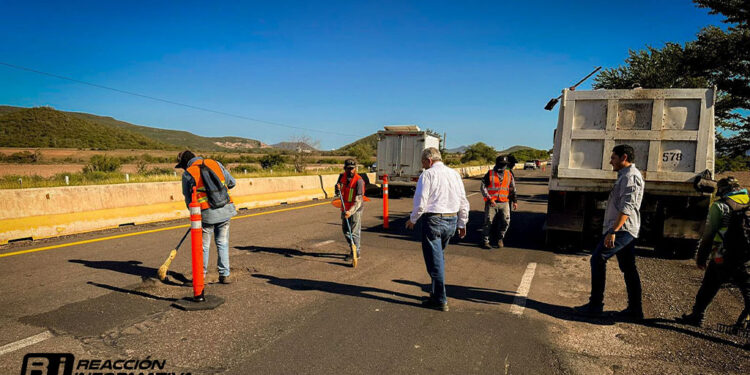 El gobernador Rubén Rocha supervisó el bacheo y reencarpetado de la Autopista Benito Juárez