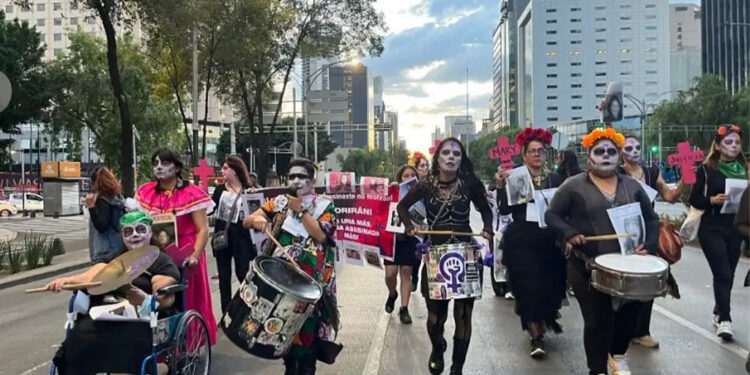 Realizan Marcha de las Catrinas en CDMX por víctimas de feminicidio