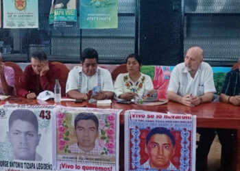 Presenta Luis Hernández ‘La pintura en la pared’ en la Normal de Ayotzinapa