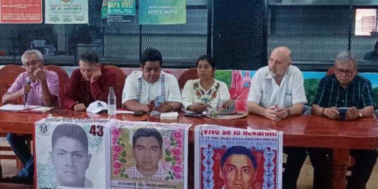 Presenta Luis Hernández ‘La pintura en la pared’ en la Normal de Ayotzinapa