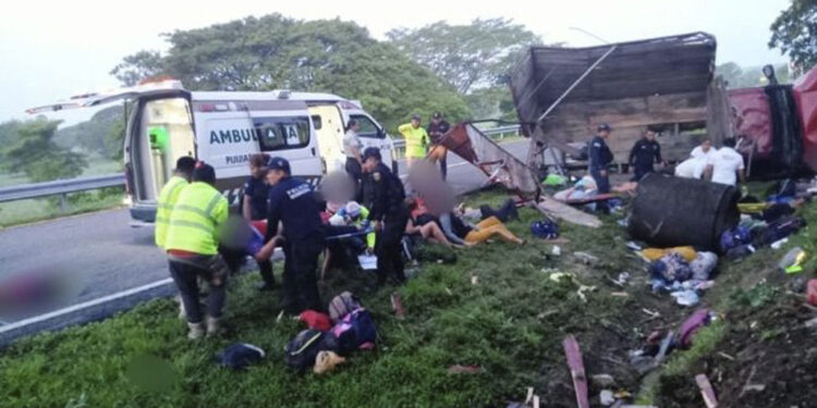 Accidente en Chiapas deja 10 migrantes muertos y 15 heridos