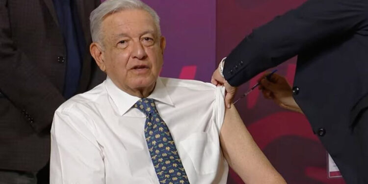 AMLO pone el ejemplo y se vacuna contra la Covid-19 y la influenza