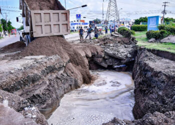 Gobierno de Mazatlán trabaja en la reparación del socavón de Prados del Sol
