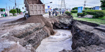 Gobierno de Mazatlán trabaja en la reparación del socavón de Prados del Sol