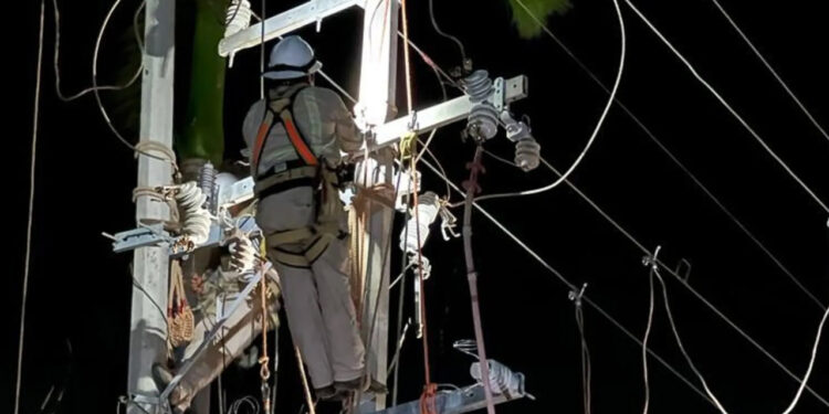 Acapulco tiene restablecido suministro eléctrico al 55%; Guerrero, por encima del 75%: CFE