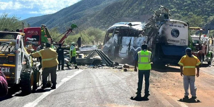Fiscalía de Oaxaca detiene a chofer del autobús que volcó y dejó a 16 migrantes muertos