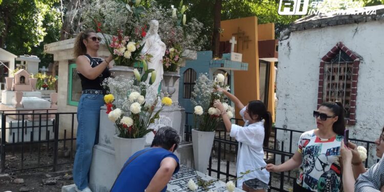 Visitan a sus fieles difuntos en panteones de Culiacán