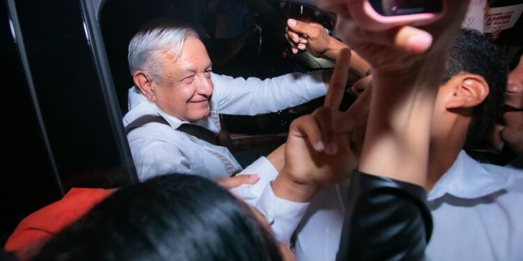 Con la banda sinaloense recibe Rocha Moya al Presidente López Obrador