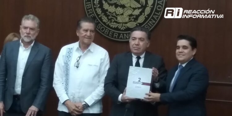 Inzunza Cázarez entrega ante el Congreso del Estado el segundo informe de gobierno de Rocha Moya