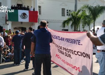 Manifestaciones y exigencias se hacen presentes en el desfile de la Revolución Mexicana en Culiacán