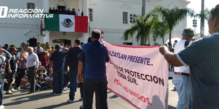 Manifestaciones y exigencias se hacen presentes en el desfile de la Revolución Mexicana en Culiacán