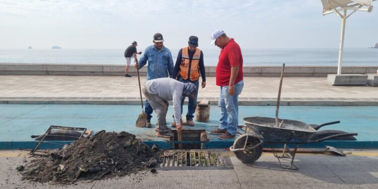 Obras Públicas realiza jornada de mantenimiento a la zona turística de Mazatlán