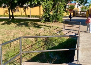 Obras Públicas instala barandales en canal pluvial del Libramiento II