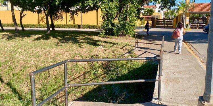 Obras Públicas instala barandales en canal pluvial del Libramiento II
