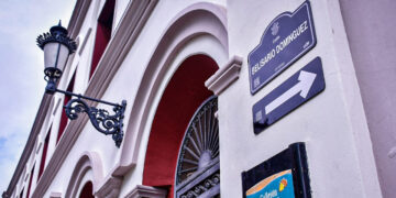 Colocan nueva señalética vial y de nomenclatura en calles del Centro Histórico