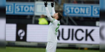 Santiago Giménez, líder de goleo con segundo triplete de la temporada