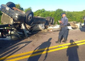 Vuelca tráiler en Mazatlán-Tepic; el chofer quedó prensado
