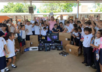 Memo Romero entrega equipo de cómputo a la primaria Juan Carrasco
