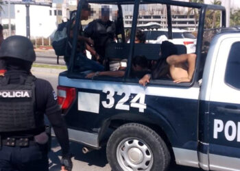 Elementos de la Policía Acuática retira a personas en condición de calle que causaban actos de molestia en el área de playa