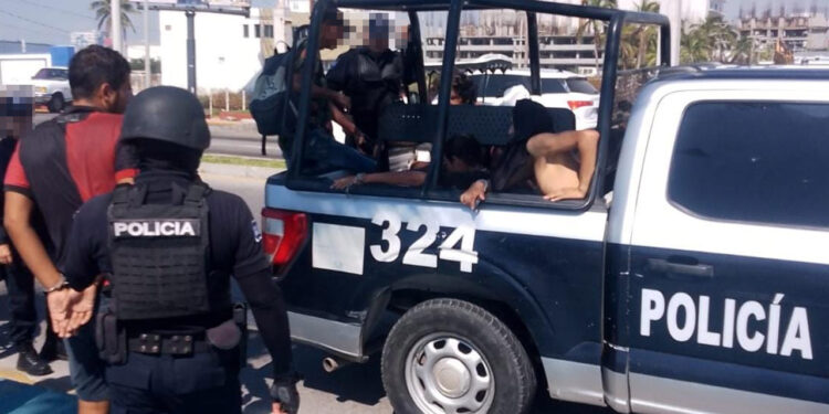 Elementos de la Policía Acuática retira a personas en condición de calle que causaban actos de molestia en el área de playa