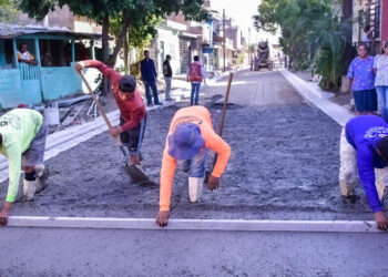 Edgar González supervisa obras de pavimentación de la colonia Klein, destacó que se busca levantar este asentamiento que por años había sido olvidado