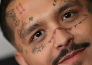 ¡Ya casi no se notan! Christian Nodal reaparece transformado tras BORRAR los tatuajes de su rostro