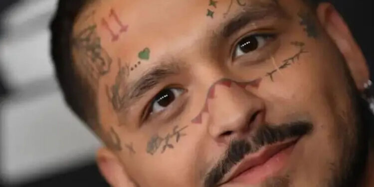 ¡Ya casi no se notan! Christian Nodal reaparece transformado tras BORRAR los tatuajes de su rostro