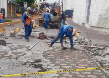 Repara Obras Públicas tramos con severos daños en la piedra pórfido en el centro histórico