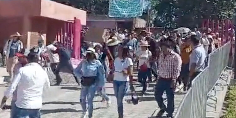 Había medios esperando a que me agredieran y humillaran en Guerrero: AMLO sobre portazo de maestros en CRIT