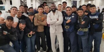 Randy Arozarena dona víveres para afectados por huracán Otis