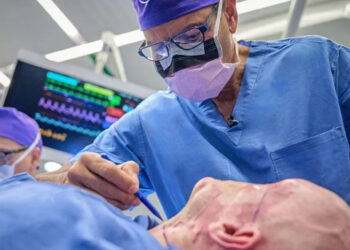 Cirujanos en EU realizan el primer trasplante de ojo completo del mundo