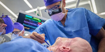 Cirujanos en EU realizan el primer trasplante de ojo completo del mundo