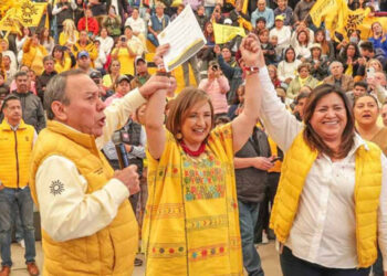 Xóchitl Gálvez recibe constancia de registro como precandidata del PRD