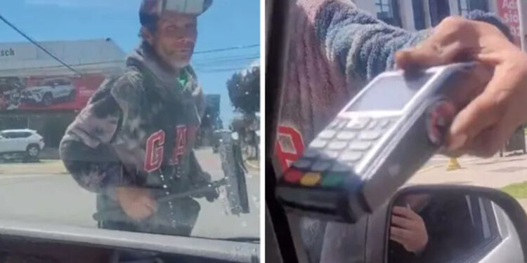 Limpiaparabrisas se vuelve viral tras sacar terminal y aceptar pago con tarjeta