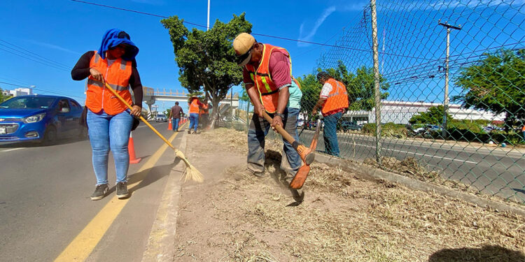 Servicios Públicos realiza acciones de limpieza en Blvd. Luis Donaldo Colosio